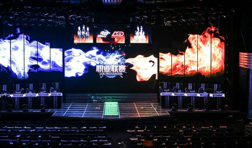 库尼亚赛后向老东家狼队球迷鼓掌致谢